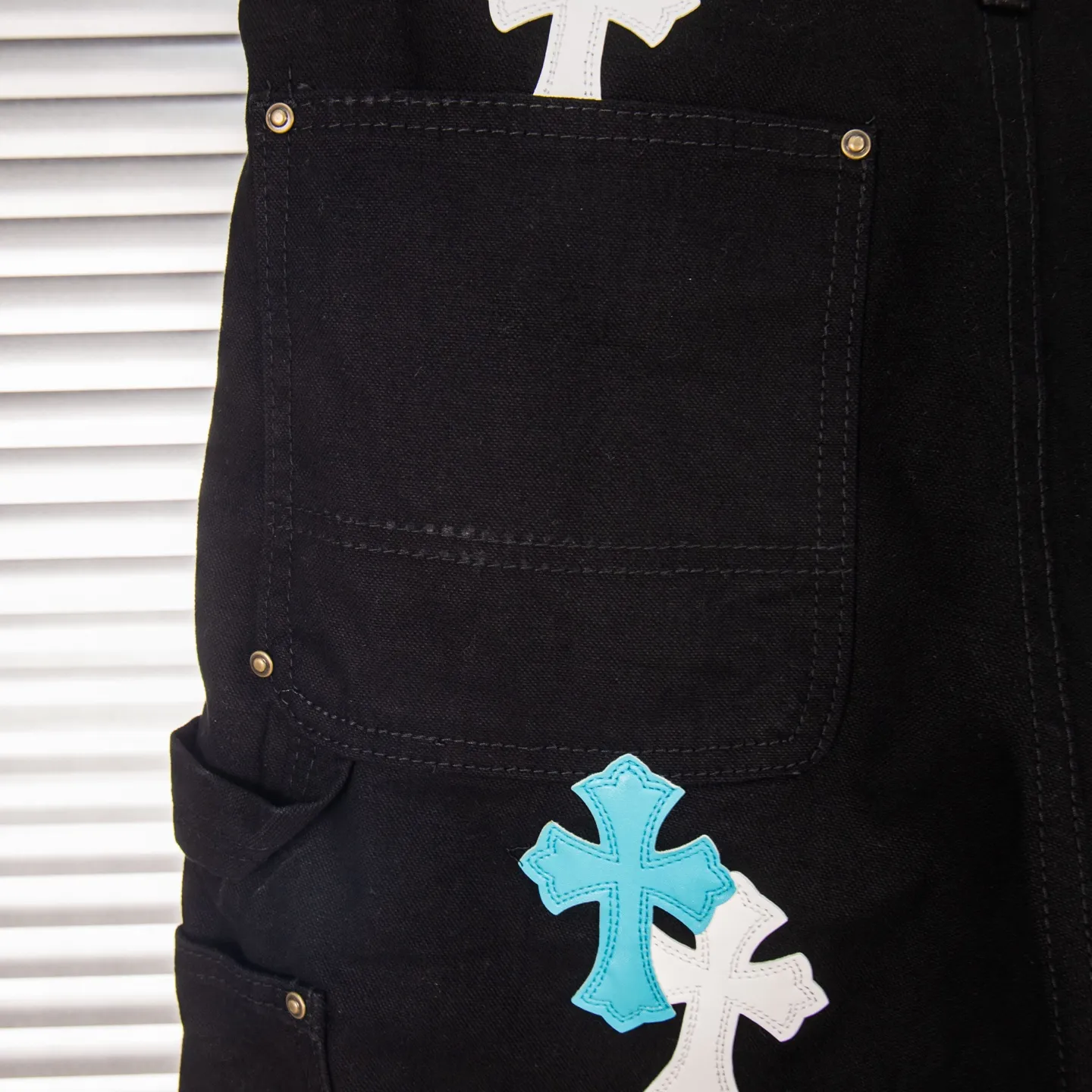 P260 Chrome Hearts co-branded Carhartt zipper leather jeans, priced at 16W+, patchwork cross pattern embellishment, high-waisted washed jeans! ! Absolutely high-end luxury products, 8W+ level god-level single products, super popular products, made with top heavy industry, a magic weapon that cannot be missed. About Kroxin This is an extremely luxurious fashion brand, which can also be called the nobles of the high street. It has always been an exclusive brand for some hipsters or the rich second generation. Compared with ordinary high streets, it is more luxurious and noble. Compared with luxury brands, it has a more fashionable personality and has always been a brand that I have a special liking for. Style number: 1772# Size: 28 30 32 34 36